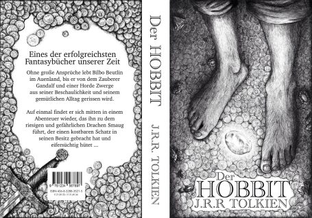 Cover für "Der Hobbit". Man sieht behaarte Füße, die auf einem Goldschatz stehen und zwischen ihnen liegt ein leuchtender Stein. 