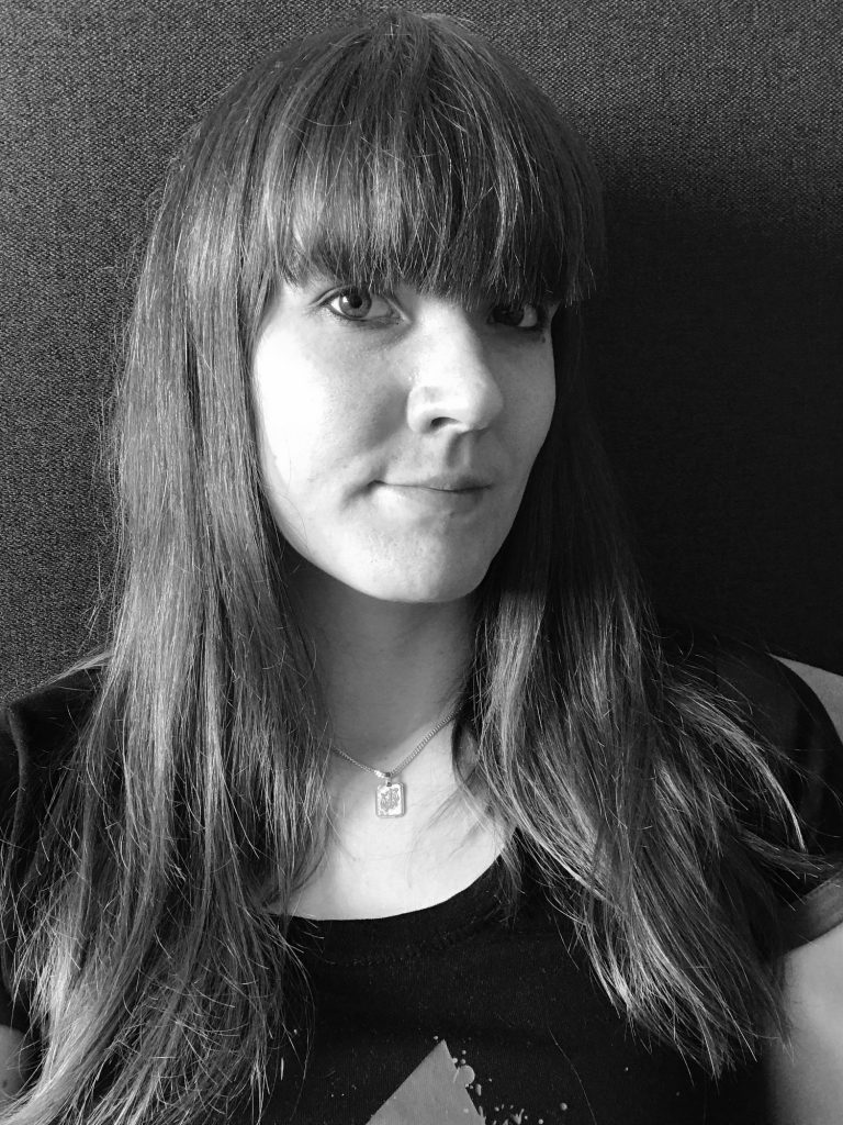 Katharina Limmer, Illustratorin, lächelt auf einem Porträtfoto.