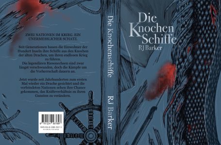 Cover für "Die Knochenschiffe". Man sieht eine Seeschlange, die von einer Harpune getroffen wird und blutet. Im Wasser schwimmen Wrackteile.